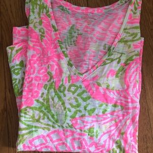 Lilly Pulitzer v neck pineapple tee XL